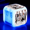 Miniatyrbild 1 av 5: Led Digital Sovrum Väckarklocka Lätt Justerbar Kub Växlarm Med 4 Sided Bts Mjuk Nattljus Stor Skärm Färg Nattljus Klocka 14
