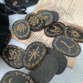 Pikkukuva 3 / 3: Puun Rune-kivisetti Noitain Rune-setti 14 kpl Kaiverrettu Rune-symboli Ennustamiseen
