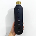 Pikkukuva 1 / 6: Vedenpullo - Juomapullot - 1L Muovipullo - Vedenpullo - Vedenpullo Aika-merkinnällä - Aikuiset - Juomapullo Lapsille - Musta - 1000ml black 1000ml