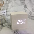 Miniatyrbild 1 av 10: Väckarklocka LED Träklocka Bord Röststyrning Digital VIT White