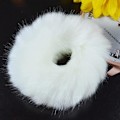 Miniatyrbilde 3 av 5: 4-pakks Fluffy Fur Scrunchies, Fur Scrunchies, Tasselholdere, Fuzzy Hårtilbehør for Kvinner og Jenter (Rosa og Hvit) 8cm