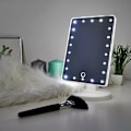 Miniatyrbilde 6 av 9: Vårt elegante og justerbare hvite sminke speil med LED-lys gir Dette speilet kombinerer stil og funksjonalitet, og sikrer at du ser best ut.