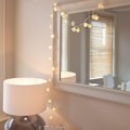 Miniatyrbillede 4 af 5: Hvide Roseformede Lysstreng Dekoration til Soveværelse 10 Varme Hvide LED'er Batteridrevet Indendørs Brug 1,5 Meter