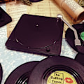 Miniatyrbilde 3 av 5: 6 stk Retro CD Brikker med Holder Vinyl Koppmatter Sklisikker