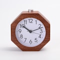 Miniatyrbild 1 av 5: Analog väckarklocka utan tickande, polygon batteridriven