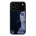 iPhone 18 Pro Billie Eilish -kuori mustalla taustalla Maniacase Svart