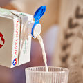 Miniatyrbild 3 av 5: 2 stycken pip Pourer Mjölkflaskor Flasksplitter Dryck Cha