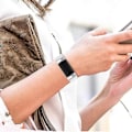 Miniatyrbillede 4 af 5: Premium Ægte Læder Justerbar Armbånd til Fitbit Charge 6/5 - Perfekt W White Fitbit Charge 6
