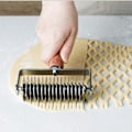 Miniatyrbilde 3 av 5: Ampseven Pastry Lattice Roller Rulle-Kutter - Rustfritt Stål Deiggitter For Pai Pizza Brød Beef Wellington Pastry Crust Rulle-Kutter