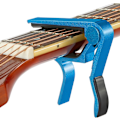 Miniatyrbilde 1 av 3: Hurtigutløser capo for gitar, capo for akustisk gitar, klassisk gitar, elektrisk gitar, ukulele, bass, banjo (blå)