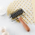 Miniatyrbilde 4 av 5: Ampseven Pastry Lattice Roller Rulle-Kutter - Rustfritt Stål Deiggitter For Pai Pizza Brød Beef Wellington Pastry Crust Rulle-Kutter