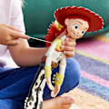 Miniatyrbillede 2 af 3: Toy Story Jessie Interaktivt talende actionfigur, 35 cm /15 tommer, aldersanpasset 3+