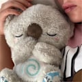 Pikkukuva 4 / 5: Rauhoittava Koala, Nukkuva Saukko, Ahdistusta Lievittävä Koala, Hengittävä Saukko, Kannettava Pehmolelu Musiikilla, Valoilla & Rytmisellä Hengitysliikkeellä