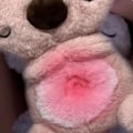 Miniatyrbilde 3 av 8: Rolig Koalabjørn, Sovende Otter, Angstdempende Koala, Pusteotter, Bærbar Plysjdyr med Musikk, Lys og Rytmisk Pusting Glitter