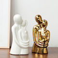 Miniatyrbillede 2 af 5: Knusende par skulpturer hjem indretning moderne romantisk kærlighed statue til kontor reol skrivebord dekorationer (hvid og guld)