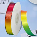 Miniatyrbild 3 av 3: 1 rulle regnbågsband Hög densitet Gradient Polyesterband Färgglad presentförpackningsremsa DIY Bakningsförpackningsband för hemmet Butik (22M Lång 2CM Bredd