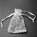 Miniatyrbillede 4 af 5: 200 stk. Organza Bryllup Gaveposer Snøre Smykkeposeposer Sølv Hvide Snefnug Trykt Hun