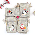 Miniatyrbilde 4 av 5: 36 stk julelinposer med snøring, juleburlap-godteposer med dobbel jute-snøring, 4 design snømann, julenisse, pingvin og