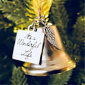 Miniatyrbilde 5 av 5: Personalisert inspirert juleengelklokkepynt med anheng av rustfritt stål i form av engelvinger.