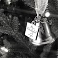 Miniatyrbilde 3 av 5: Personalisert inspirert juleengelklokkepynt med anheng av rustfritt stål i form av engelvinger.