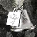 Miniatyrbilde 2 av 5: Personalisert inspirert juleengelklokkepynt med anheng av rustfritt stål i form av engelvinger.