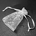 Miniatyrbillede 5 af 5: 200 stk. Organza Bryllup Gaveposer Snøre Smykkeposeposer Sølv Hvide Snefnug Trykt Hun