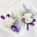 Miniatyrbilde 2 av 4: 2 stk håndleddsblomst, kunstig bryllupshåndleddsblomst og knapphullsblomstsett brud håndblomst menn knapphullsblomst for bryllup, lilla bånd