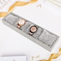 Miniatyrbillede 6 af 8: Grå Urarmbånd Fremvisningsbakke 4 Gitterslots Holder med Puder Smykkeopbevaringsorganisator