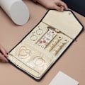 Miniatyrbild 5 av 8: Resesmyckeskrin Vikbart Portabelt Fläckresistent Vattentätt Guldmönsterdesign Smyckesorganisator Rulle för Hem Marinblå