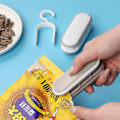 Miniatyrbillede 4 af 8: Mini Poseforsegler 2 i 1 Varmeforseglingsmaskine og Skærer Håndholdte Varmeforseglere Bærbar Poseforsegler til Plastikposer Mad Snack Pose