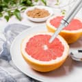 Miniatyrbilde 3 av 5: Sett med 2 grapefruktskrellere i rustfritt stål. Buet skreller med taggete kanter. Fruktskreller