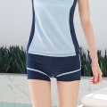 Miniatyrbild 11 av 11: Kortärmade kvinnor Rashguard med pojkshorts Tvådelade delade baddräkter Studenter agkontroll badkläder för semester Blue M
