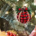 Miniatyrbild 4 av 5: 9st julplädbollprydnader, 3 i svart rött plädtyg