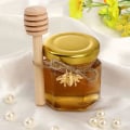 Miniatyrbild 4 av 5: 1,5 oz hexagon mini glas honung burkar med trä dipper guld lock Bee hängen jute för baby shower Bröllop gynnar Party favors 45ml 20 Pcs