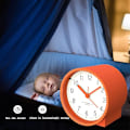 Miniatyrbild 2 av 5: AA batteridriven analog väckarklocka Tyst, inte tickande, stigande pipljud, snooze, ljusfunktioner, enkel set (orange) (DPD)