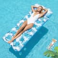 Poolflottar. Poolmadrass med nackstöd. Bekväm uppblåsbar flytande hängmatta.