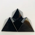 Pikkukuva 3 / 3: Luonnollinen musta obsidiaanikristallipyramidin energiageneraattori | 1,6x1,6 tuumaa (4x4 cm) parantava kristallipyramidi suojaa ja positiivisuutta varten
