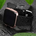 Miniatyrbilde 3 av 6: Smartklokkearmbånd kompatibelt med Fitbit Versa Smartwatch, Versa 2 og Versa Lite SE-klokker for kvinner og menn (Svart-L)