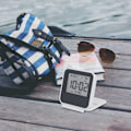 Miniatyrbild 2 av 7: Liten digital reseväckarklocka, batteridriven miniresklocka med bakgrundsbelysning, bärbar hopfällbar minilommekalender temperaturklocka (vit)