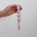 Miniatyrbilde 3 av 7: Makramé nøkkelring Håndlaget håndledds nøkkelring Håndleddsbånd for nøkler Søt blomst nøkkelring Nøkkelkjede for kvinner Pearl pink