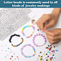Miniatyrbillede 5 af 6: 1400 stk. bogstavperler, 4x7 mm perler, perler til smykkefremstilling, perler til armbåndsfremstilling, alfabetperler, i 28 gitterboks (hvid farve) Multi-Colored Letters & White Base