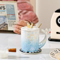 Miniatyrbillede 3 af 5: Havfrue Kopsæt med Låg og Ske - Kaffe, Mælk, Te Kop i Keramik med Sød Gaveæske (380ml) (Blå)