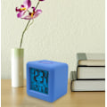 Miniatyrbild 3 av 8: Mjuk blå kub LCD väckarklocka 3,55 tum x 3,55 tum x 2,75 tum