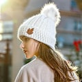 Pikkukuva 4 / 7: Naisten Beanie-pipo Pomponilla, Fleeceulosteella Vuorattu Talvipipo Pehmeä Lämmin Söötti Kallopipo Kylmää Säällä