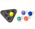 Koreansk Traditionelt Gonggi-Spil – Stenfangerspil - Gonggi Stenkastningsspil Inspireret af Squid Game 2 (5 stk. + Base) triangle