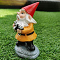 Miniatyrbild 8 av 10: Nyckfull Arg Gammal Mr Gnome Dvärg Hållande Verktyg Varning Planka Skylt Staty Inomhus uteplats Veranda Poolside Gnomes Staty