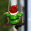 Miniatyrbild 9 av 11: Trädgårdstomtar prydnader Utomhusdekorationer Hängande staty Svängande tomte A
