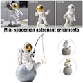 Miniatyrbild 2 av 10: Astronaut i rymden Månen Hartsdekoration Statyett Hem Skrivbordsinredning För födelsedagsfest Vardagsrum Sovrumsprydnad Astronaut Playing Ball silver