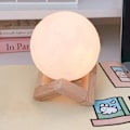 Miniatyrbild 1 av 11: LED månlampa dekorativ nattlampa med träställ för barn pojkar flicka With Wooden Frame 10cm