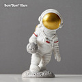 Miniatyrbild 4 av 10: Astronaut i rymden Månen Hartsdekoration Statyett Hem Skrivbordsinredning För födelsedagsfest Vardagsrum Sovrumsprydnad Astronaut Playing Ball silver